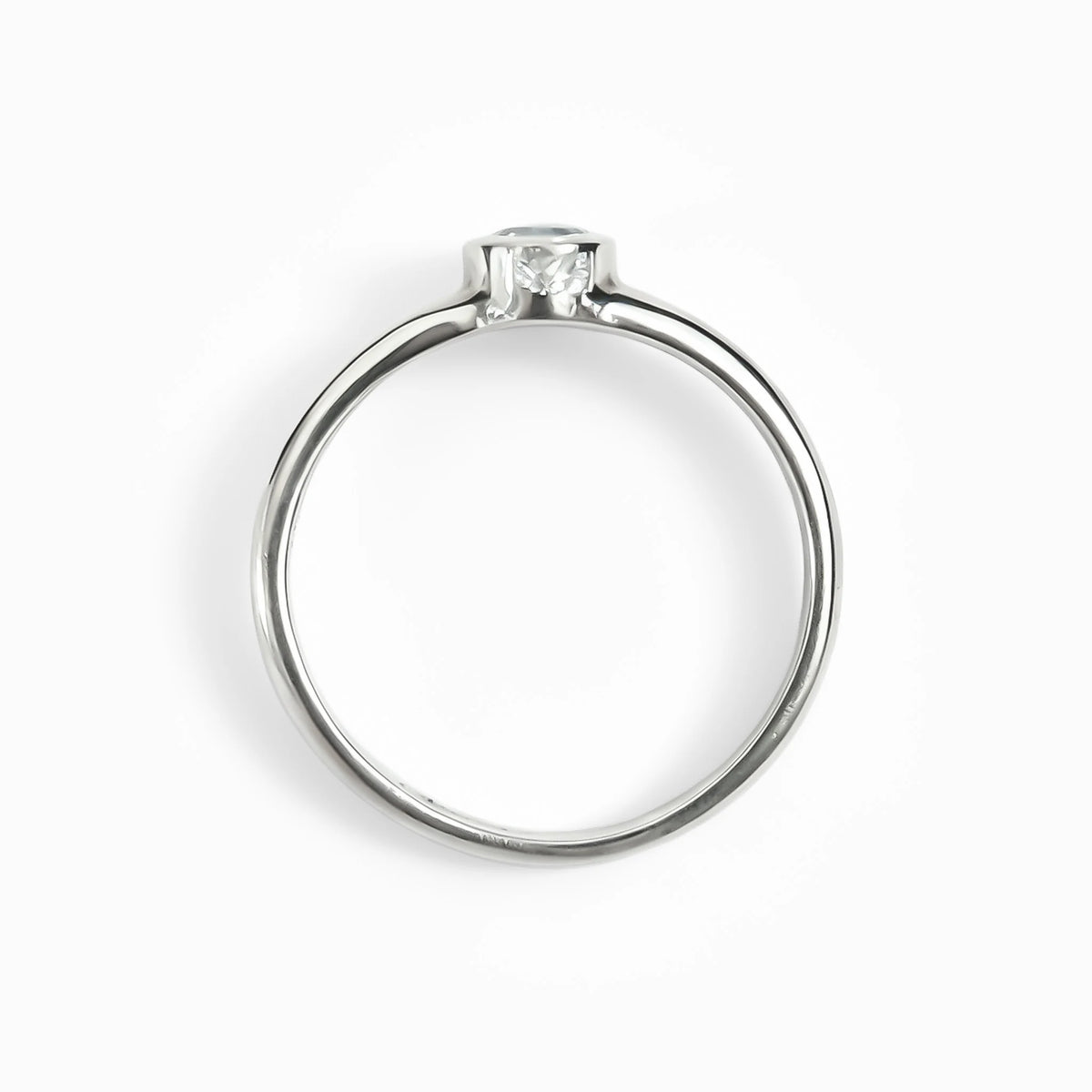 Anillo solitario en plata ley 925 con topacio baby blue engastado en bisel cerrado.