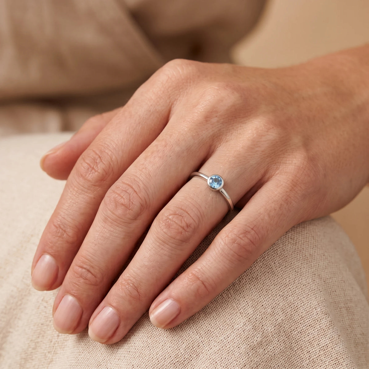 Anillo Solitario Celeste Bezel en Plata Ley 925 con Topacio Baby Blue