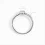 Anillo solitario en plata ley 925 con topacio baby blue engastado en bisel cerrado.