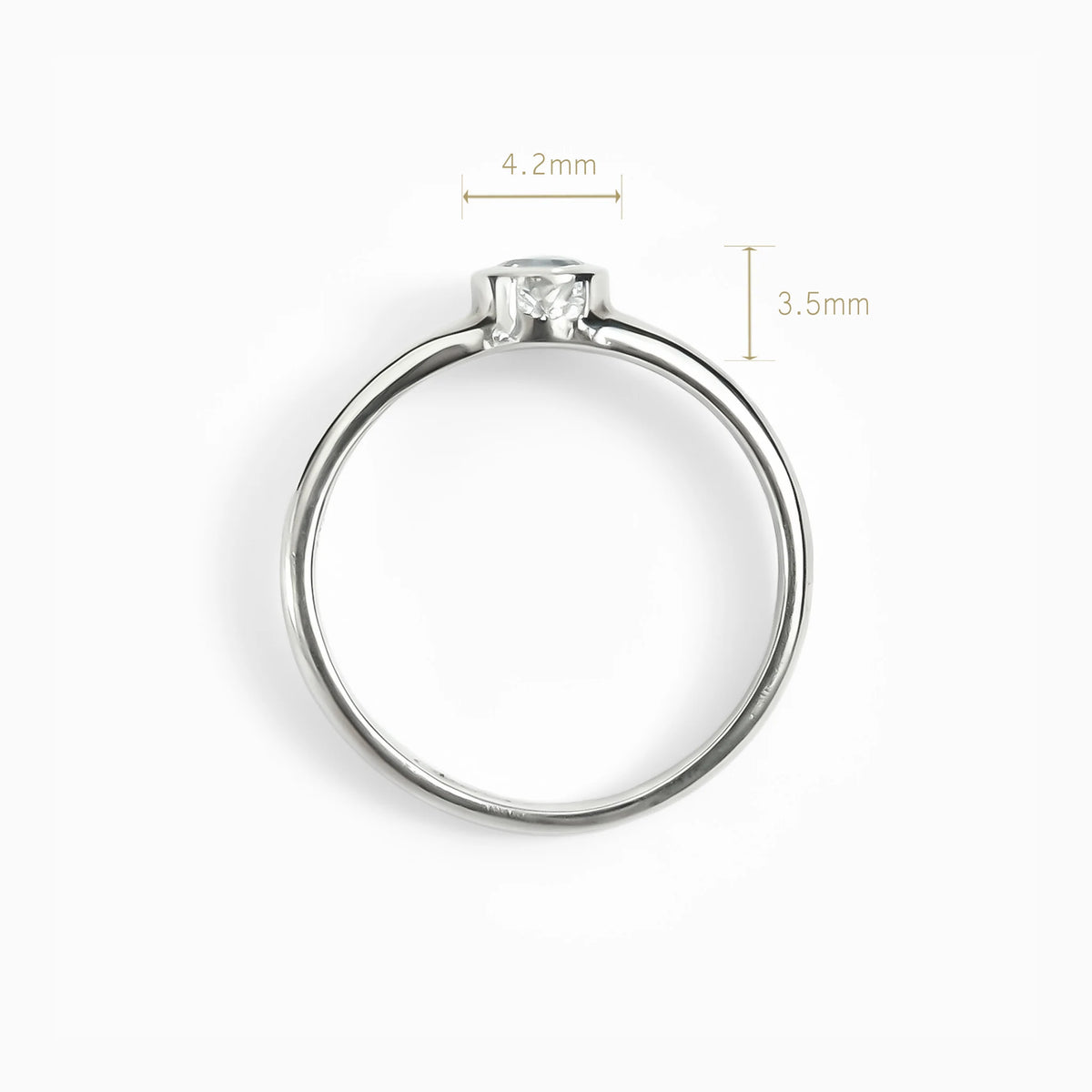 Anillo solitario en plata ley 925 con topacio baby blue engastado en bisel cerrado.