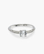 Anillo solitario de compromiso en Plata Ley 925 talla 8 con cirón central de 6mm y piedras brillantes en los laterales.
