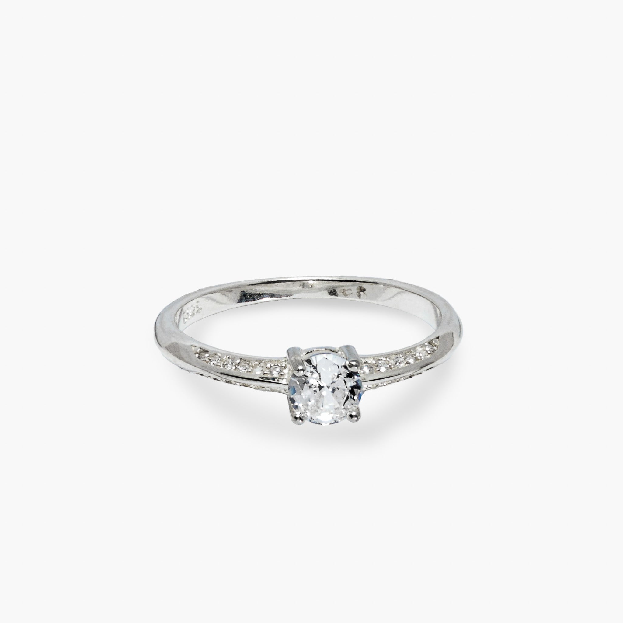 Anillo solitario de compromiso en Plata Ley 925 talla 8 con cirón central de 6mm y piedras brillantes en los laterales.
