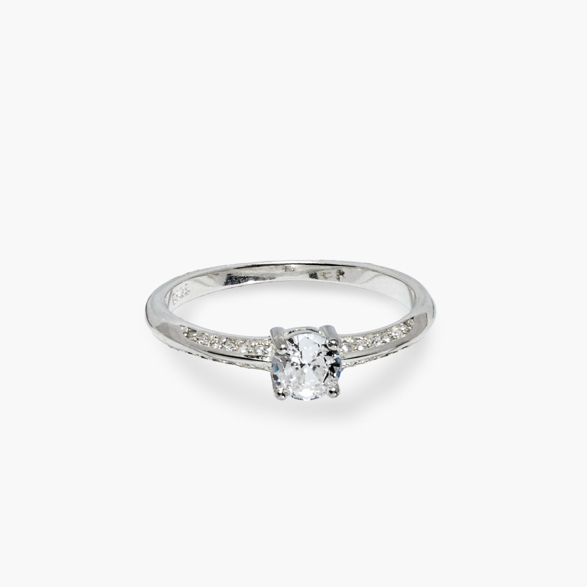 Anillo solitario de compromiso en Plata Ley 925 talla 8 con cirón central de 6mm y piedras brillantes en los laterales.