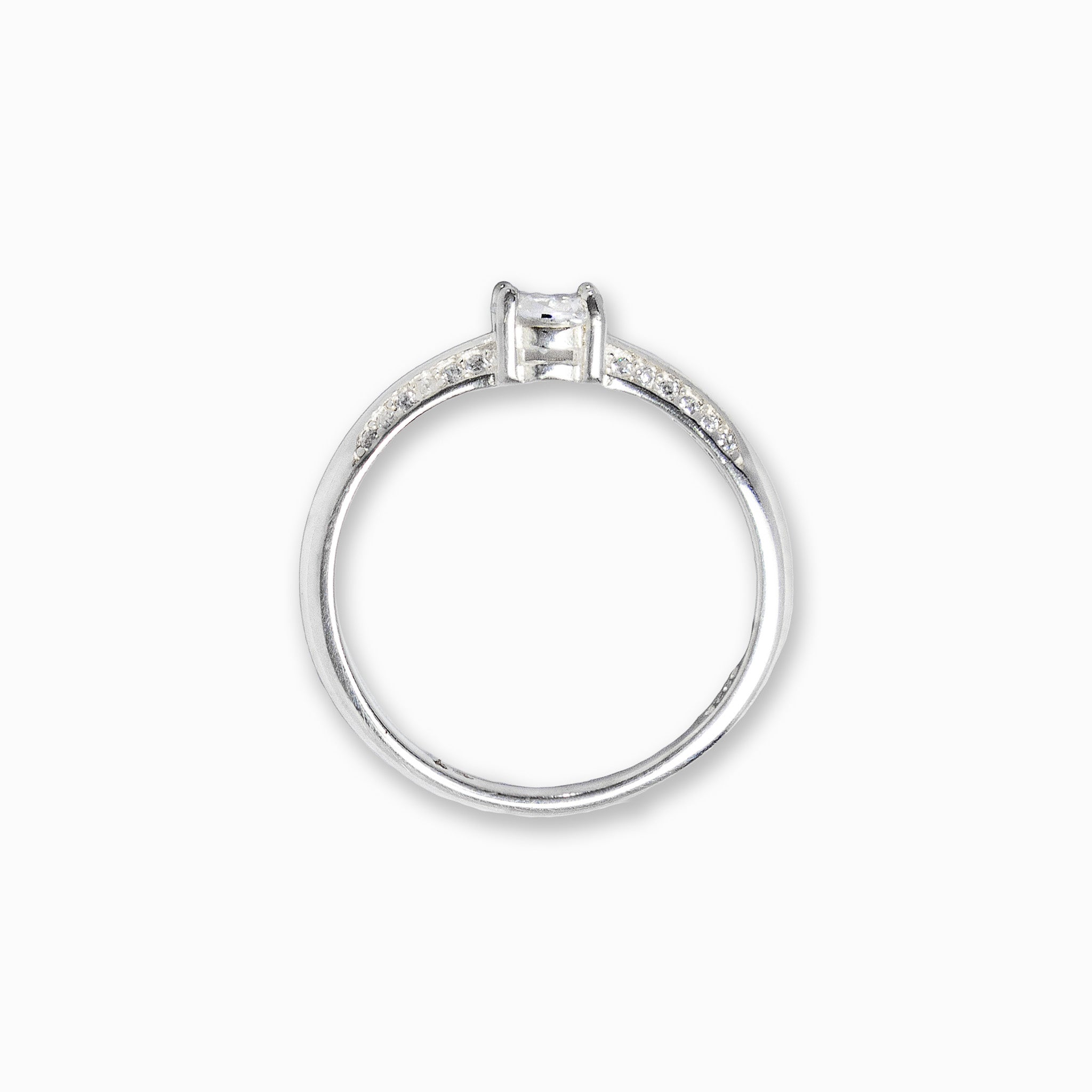 Anillo solitario de compromiso en Plata Ley 925 talla 8 con cirón central de 6mm y piedras brillantes en los laterales.