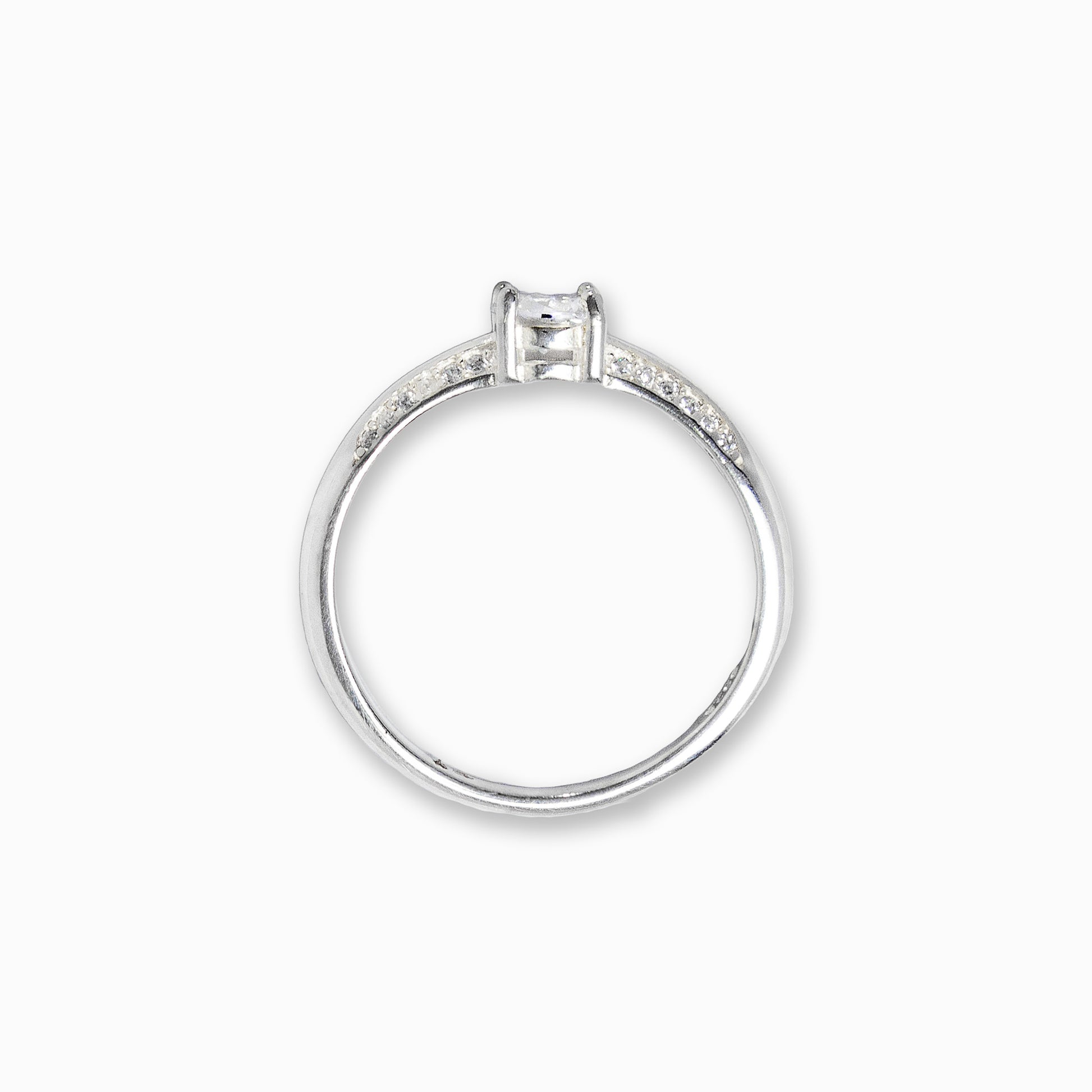 Anillo solitario de compromiso en Plata Ley 925 talla 8 con cirón central de 6mm y piedras brillantes en los laterales.