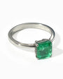 Anillo solitario en oro blanco con esmeralda rectangular de alta calidad para mujer