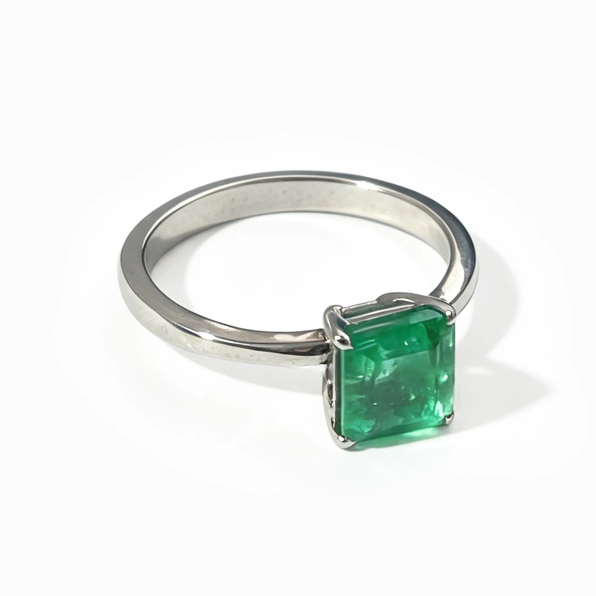 Anillo solitario en oro blanco con esmeralda rectangular de alta calidad para mujer