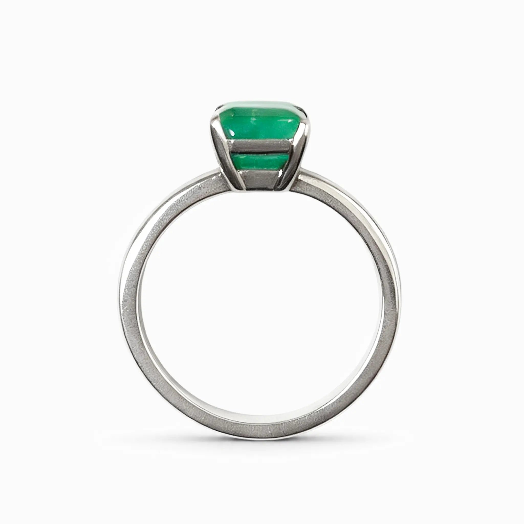 Anillo solitario en oro blanco con esmeralda rectangular de alta calidad para mujer