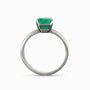Anillo solitario en oro blanco con esmeralda rectangular de alta calidad para mujer