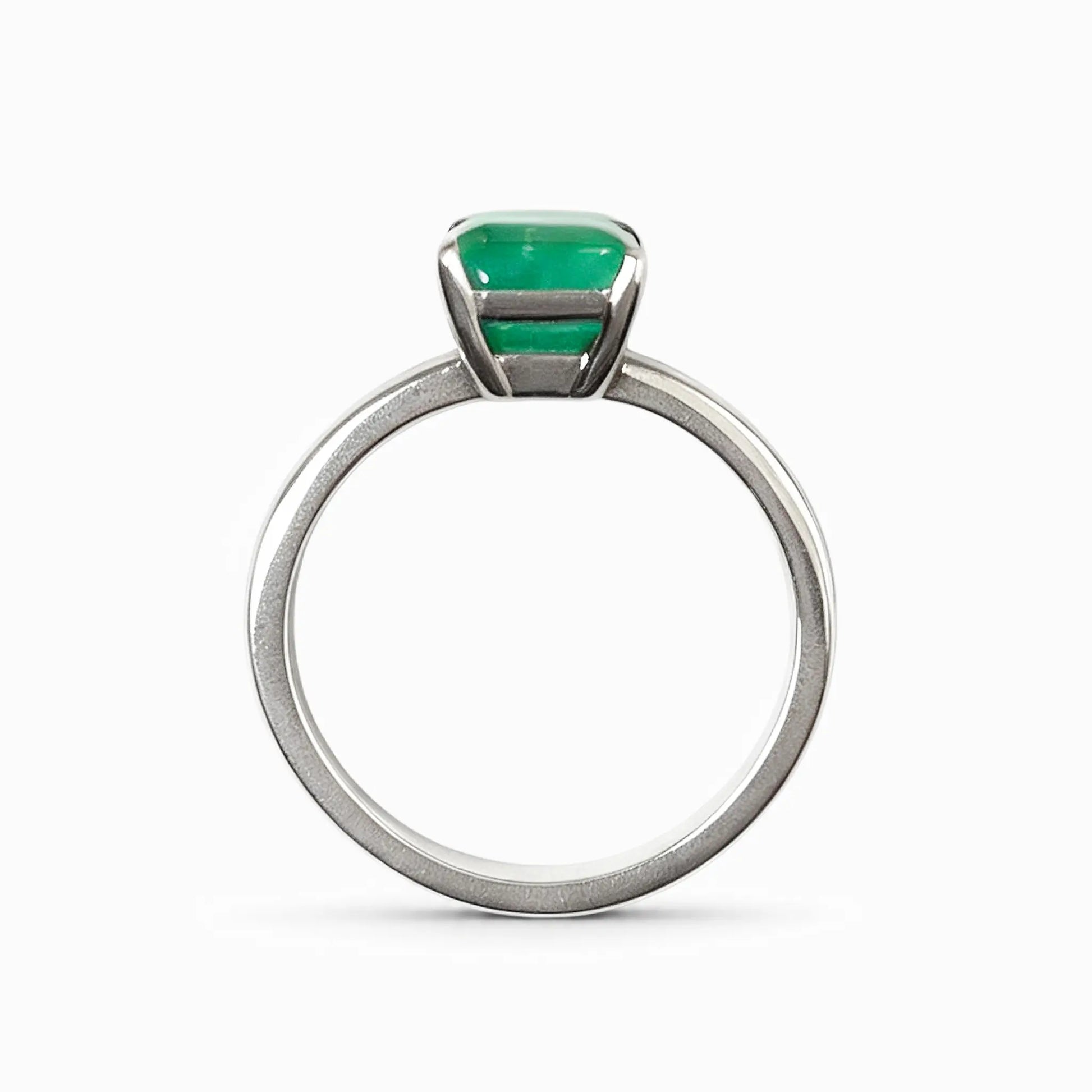 Anillo solitario en oro blanco con esmeralda rectangular de alta calidad para mujer