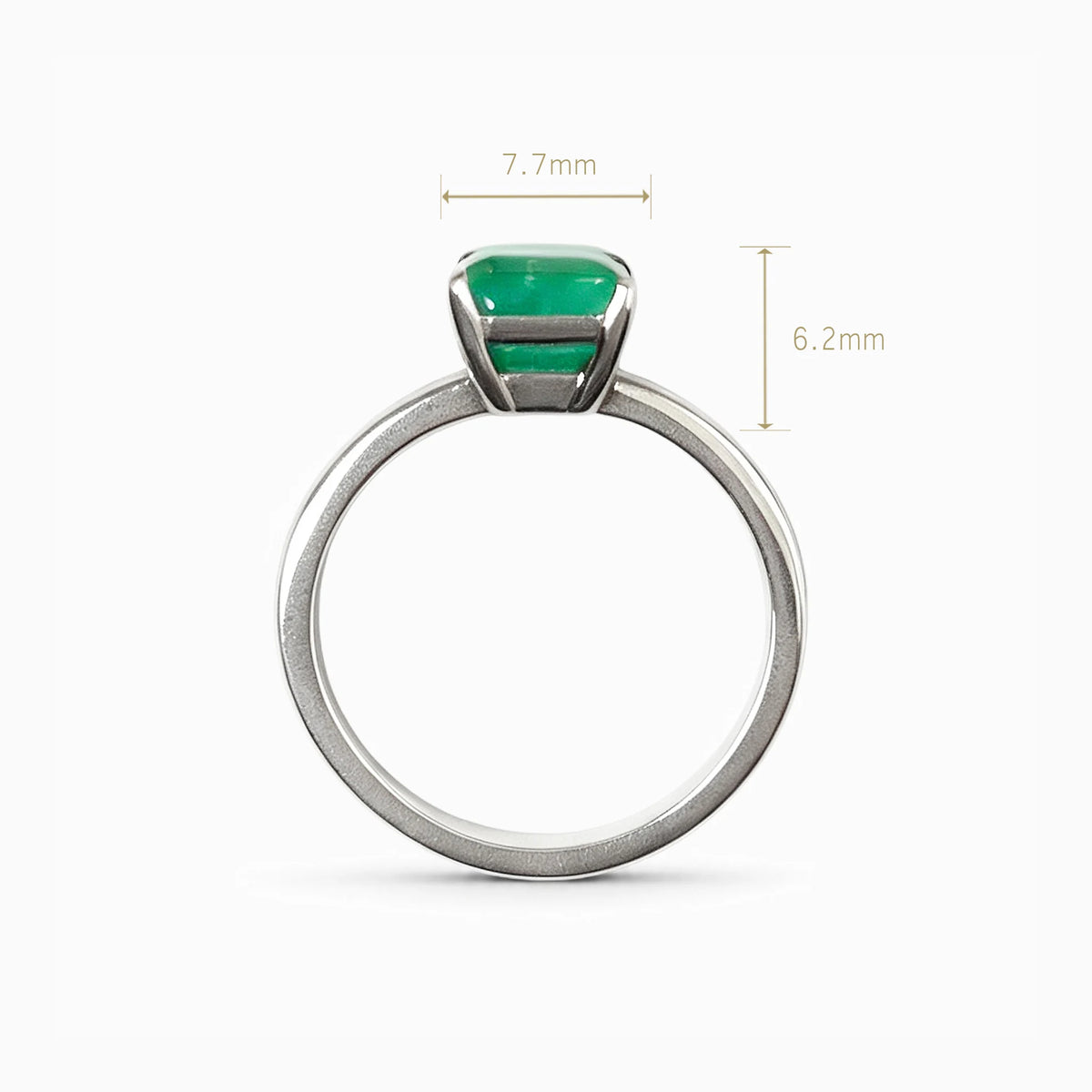 Anillo solitario en oro blanco con esmeralda rectangular de alta calidad para mujer