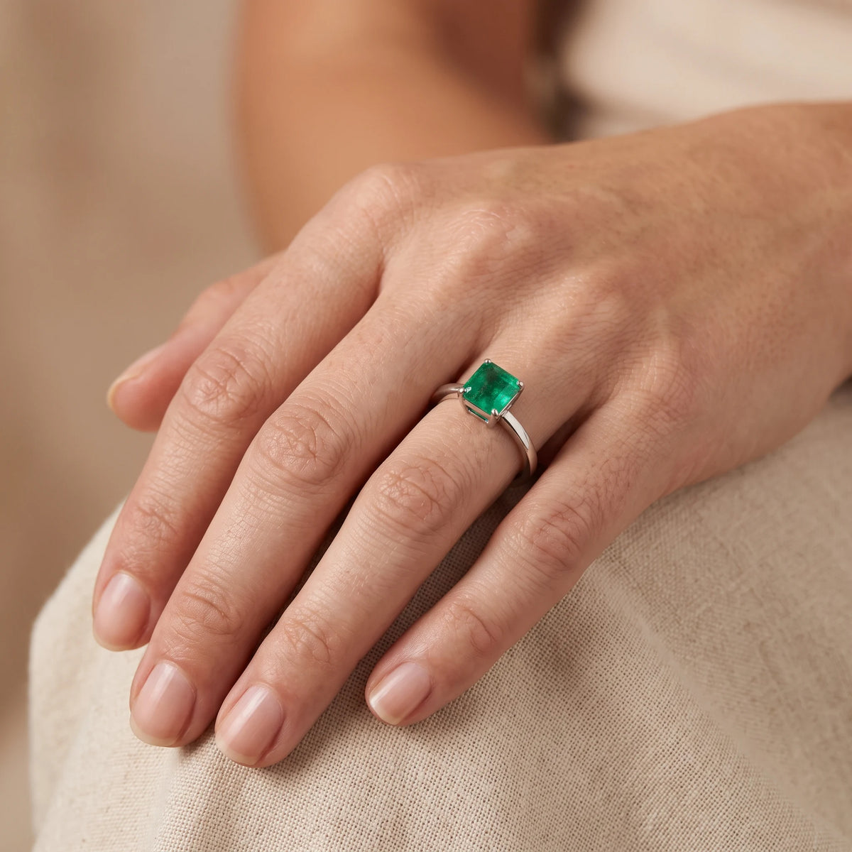 Anillo solitario en oro blanco con esmeralda rectangular de alta calidad para mujer