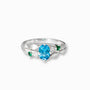 Anillo botánico de Joyería Esterlina en Plata Ley 925 con topacio azul ovalado y esmeraldas laterales.