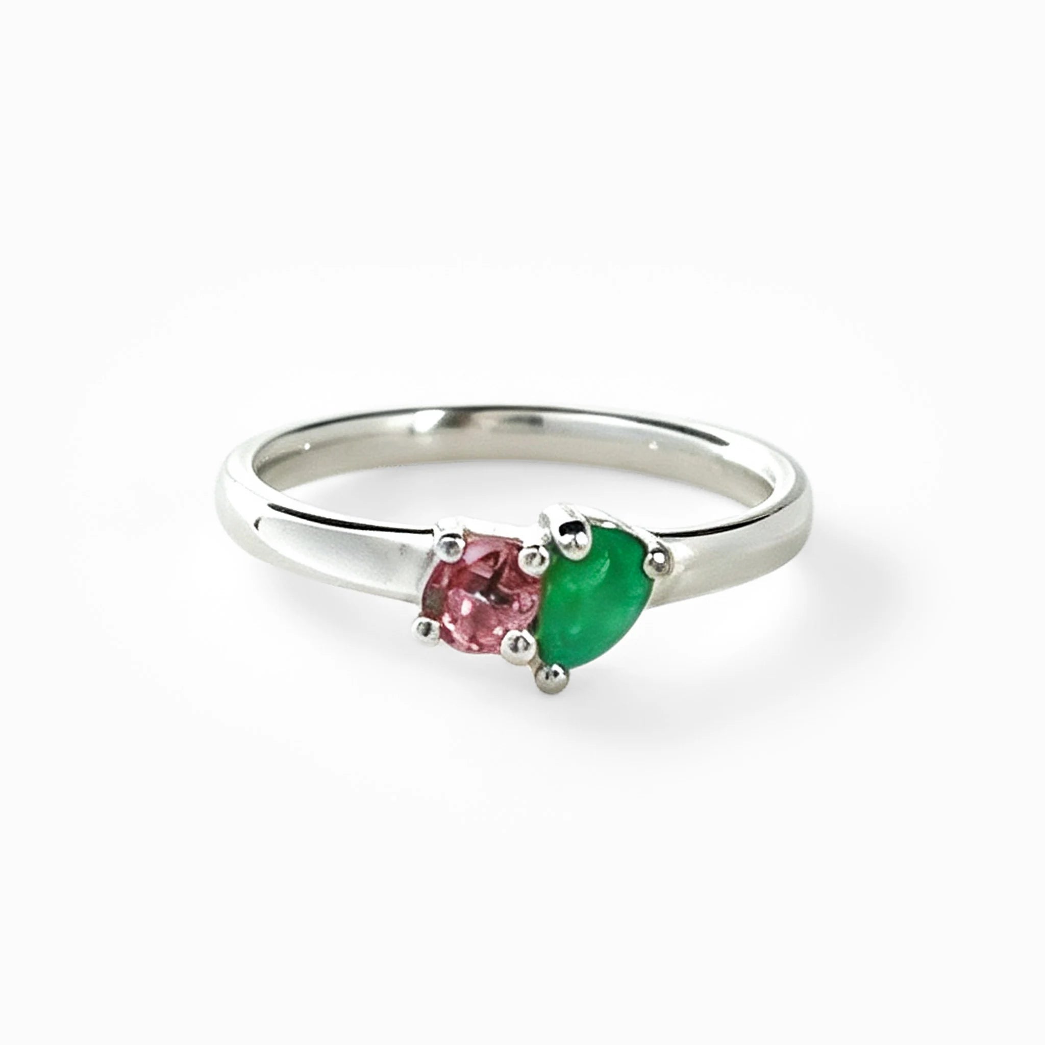 Anillo estilo Tú y Yo en plata ley 925 con esmeralda colombiana y turmalina rosa.