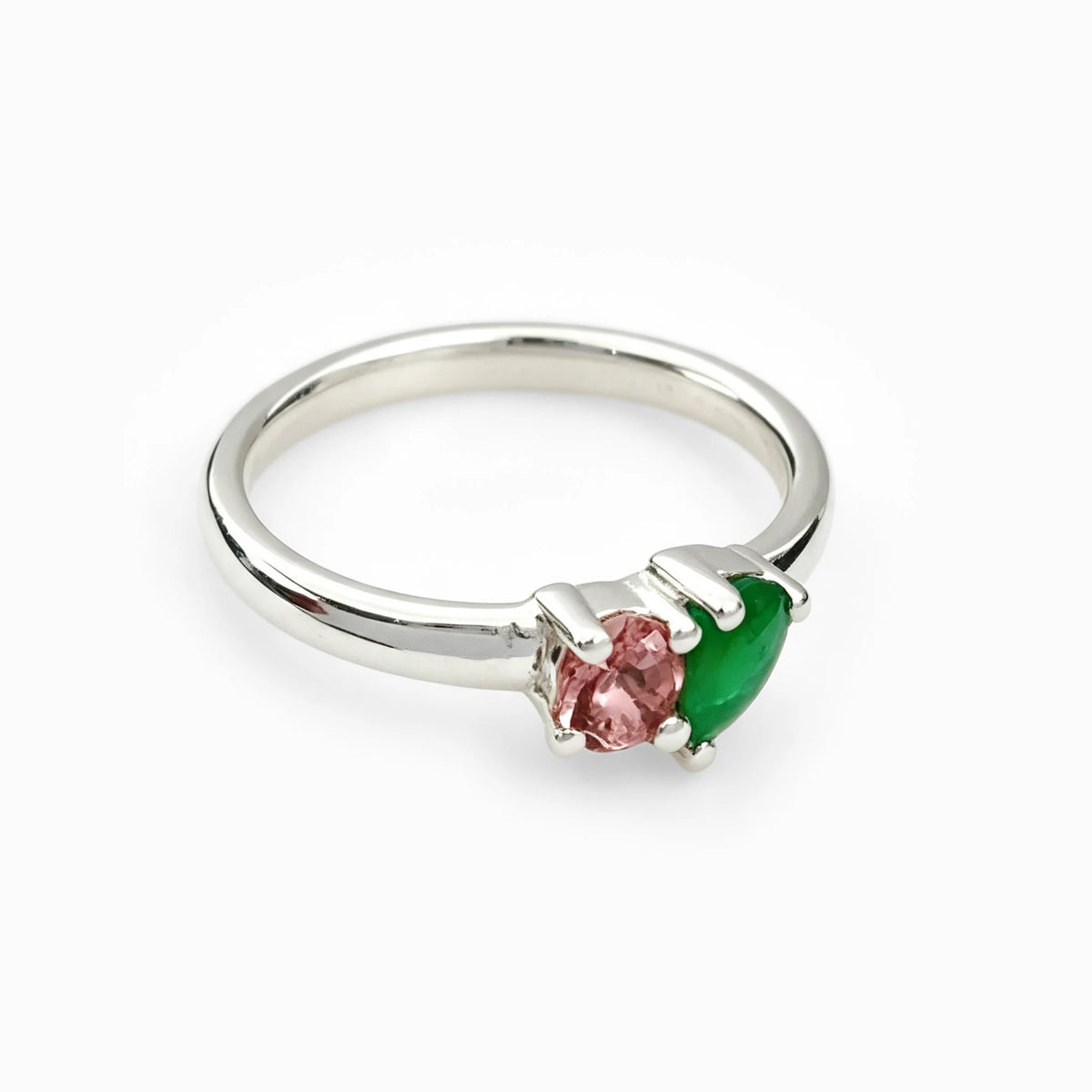 Anillo estilo Tú y Yo en plata ley 925 con esmeralda colombiana y turmalina rosa.