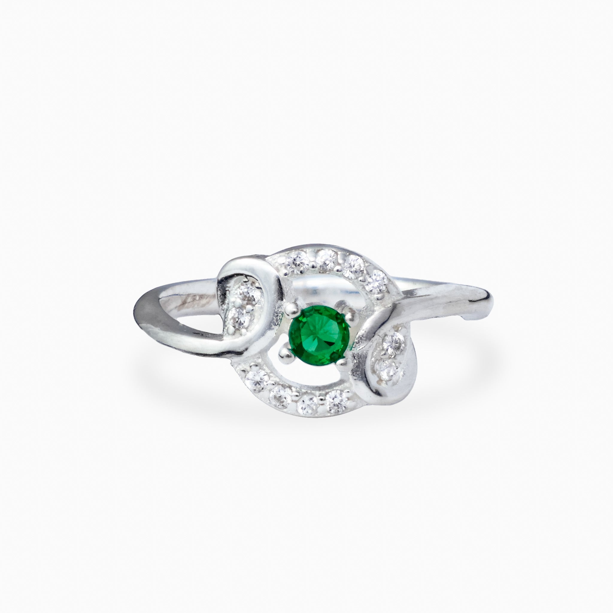Anillo de Plata Ley 925 talla 5 con un cirón redondo verde en el centro rodeado de ondas caladas con circones blancos.