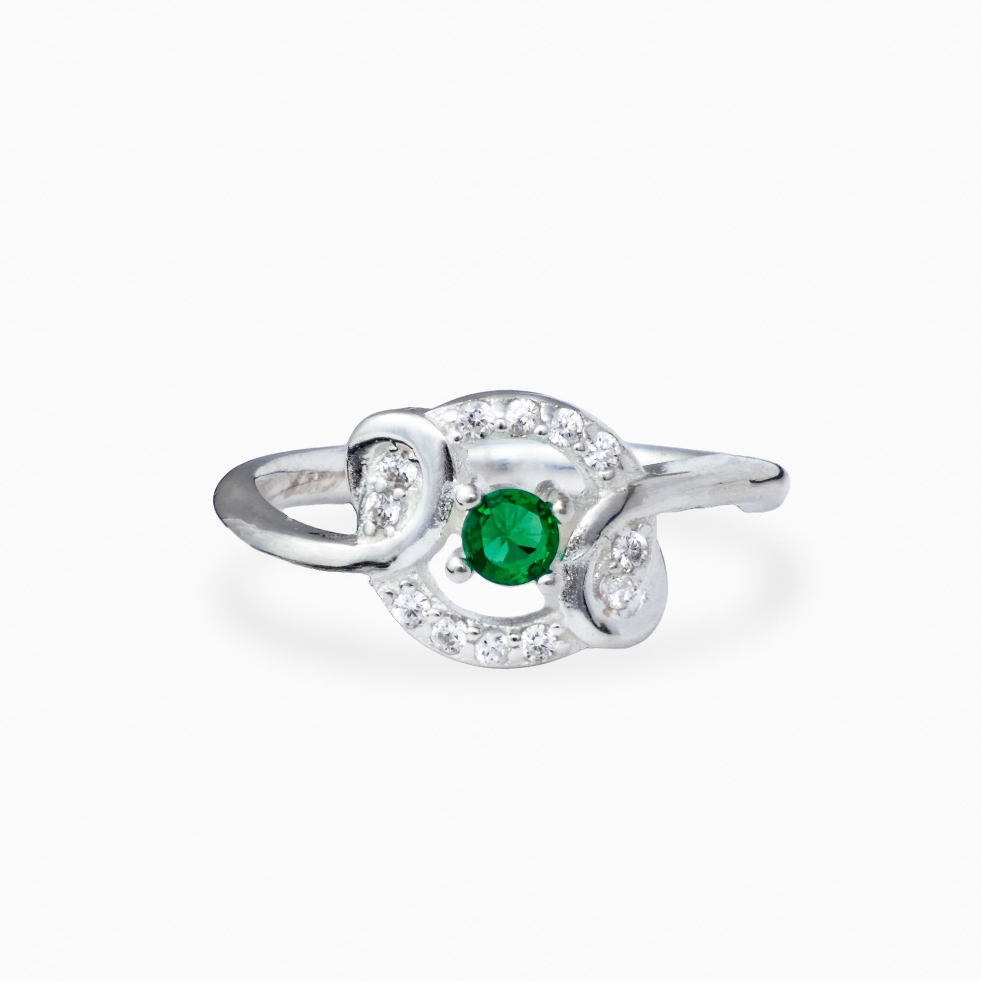 Anillo de Plata Ley 925 talla 5 con un cirón redondo verde en el centro rodeado de ondas caladas con circones blancos.