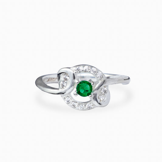 Anillo de Plata Ley 925 talla 5 con un cirón redondo verde en el centro rodeado de ondas caladas con circones blancos.