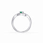 Anillo de Plata Ley 925 talla 5 con un cirón redondo verde en el centro rodeado de ondas caladas con circones blancos.