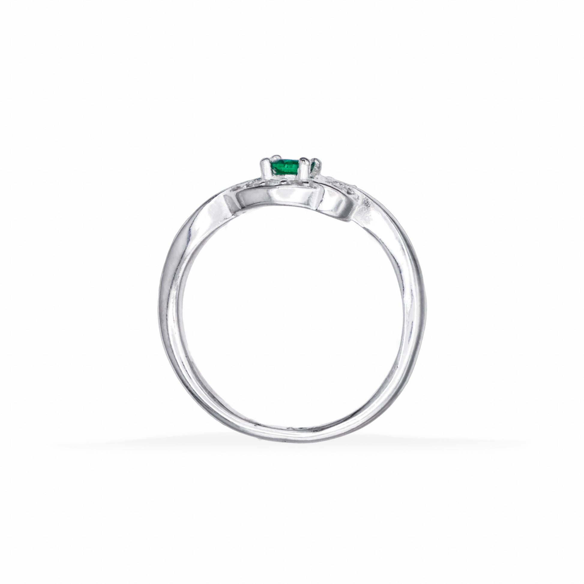 Anillo de Plata Ley 925 talla 5 con un cirón redondo verde en el centro rodeado de ondas caladas con circones blancos.