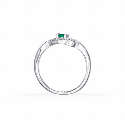 Anillo de Plata Ley 925 talla 5 con un cirón redondo verde en el centro rodeado de ondas caladas con circones blancos.