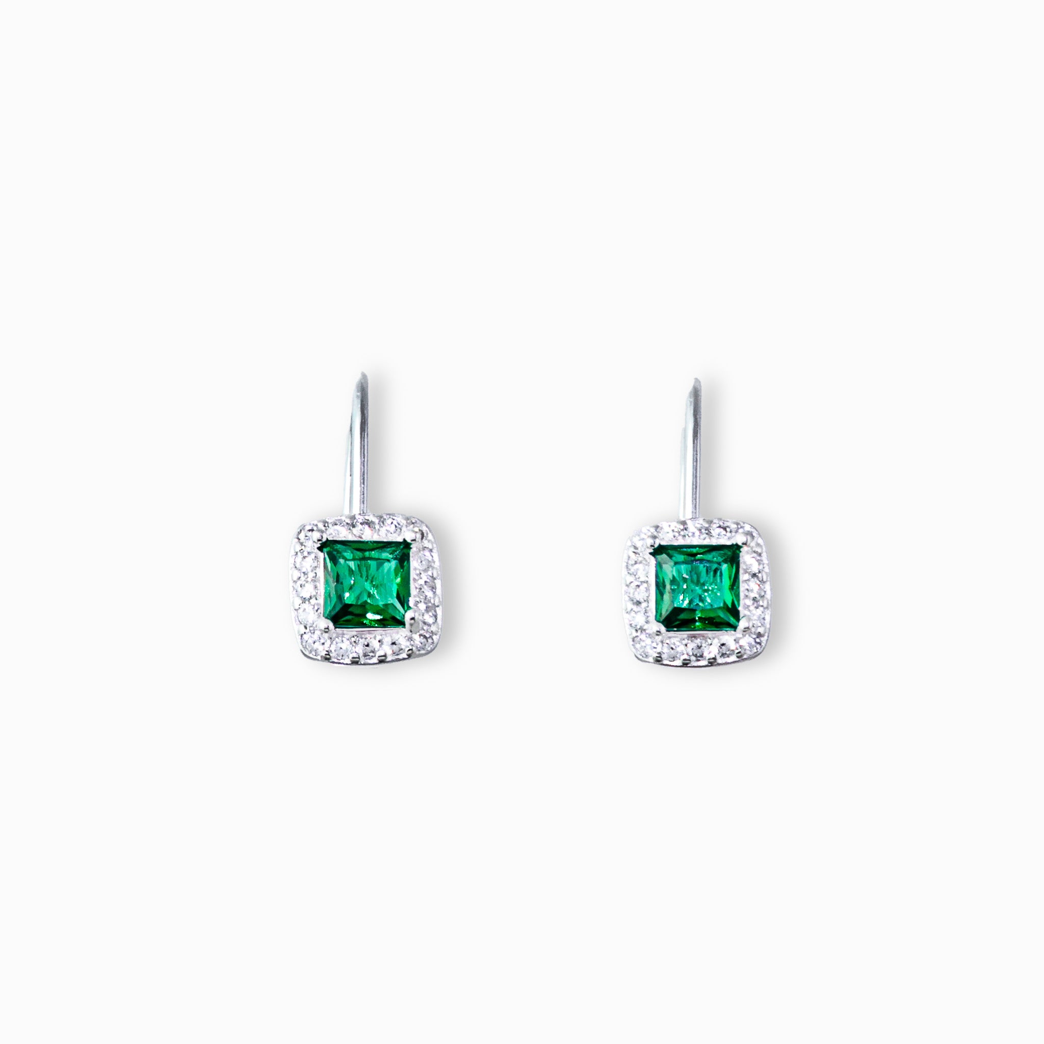 Aretes colgantes de plata ley 925 con circón cuadrado de 7 mm en caja de plata y cierre español sobre fondo blanco.
