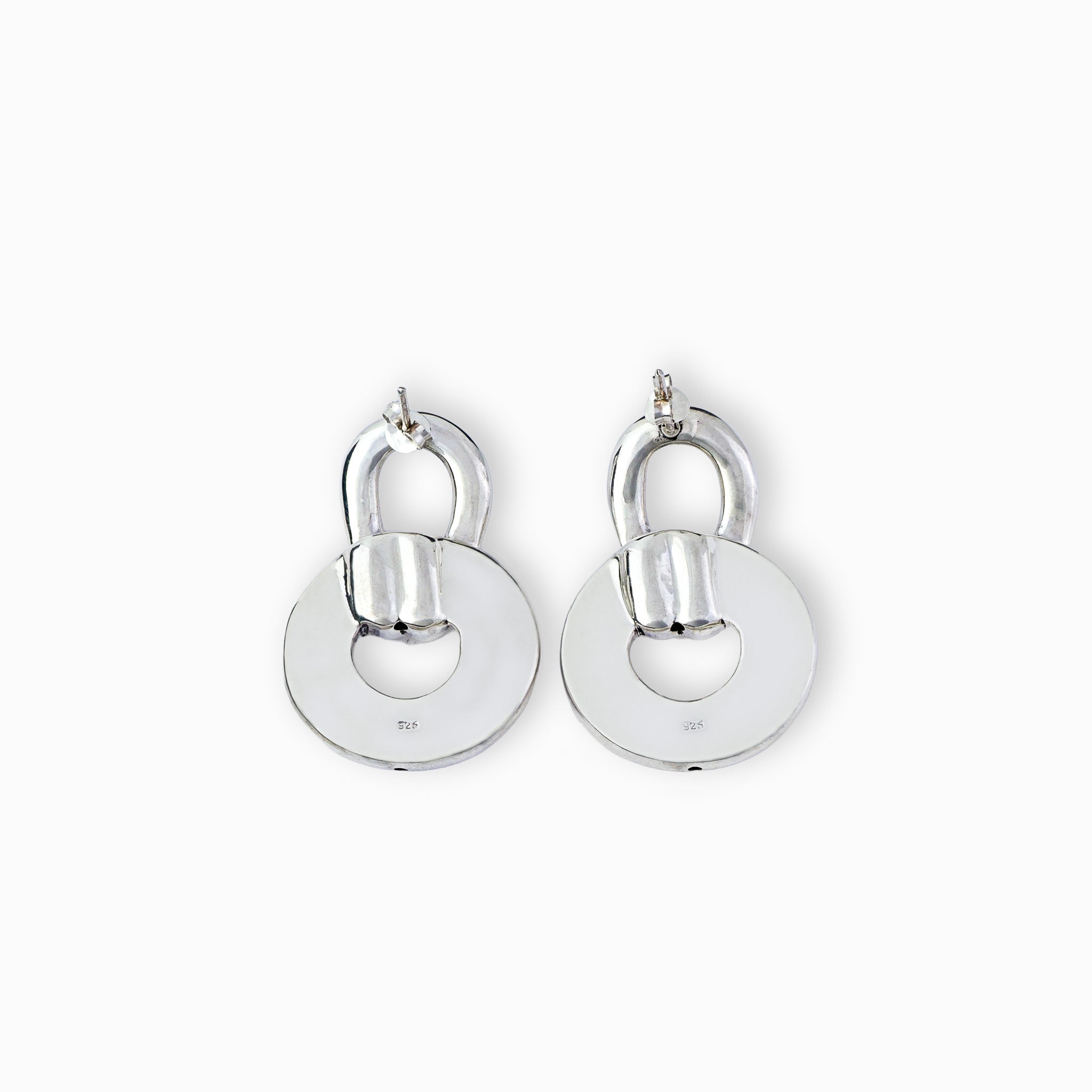 Aretes colgantes de plata ley 925 con diseño de gotas entrelazadas y caladas de 35 mm sobre fondo blanco.