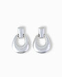 Par de aretes colgantes en forma de gota con diseño calado artístico elaborados en plata ley 925 de 55 mm de largo sobre fondo blanco.