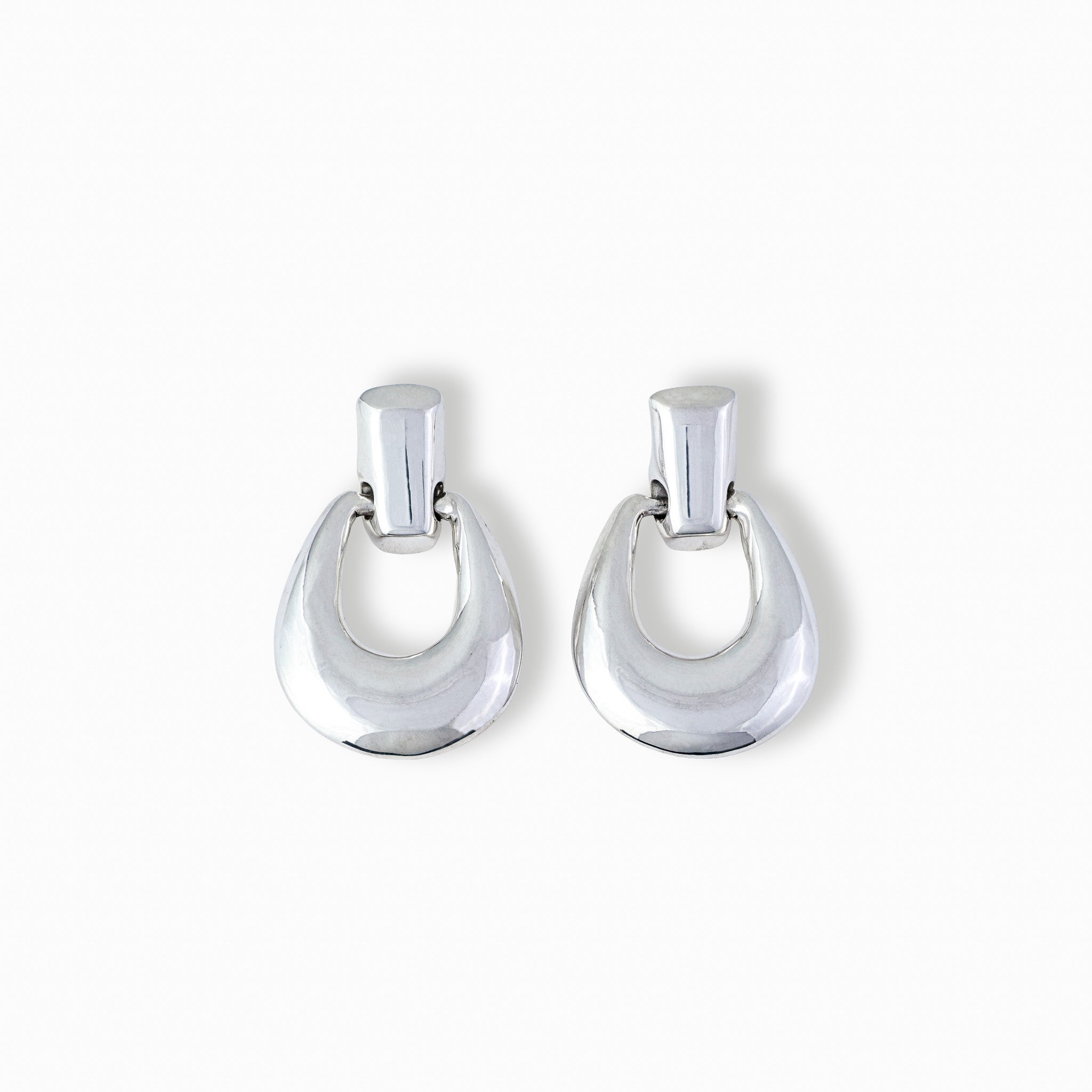 Par de aretes colgantes en forma de gota con diseño calado artístico elaborados en plata ley 925 de 55 mm de largo sobre fondo blanco.