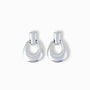 Par de aretes colgantes en forma de gota con diseño calado artístico elaborados en plata ley 925 de 55 mm de largo sobre fondo blanco.