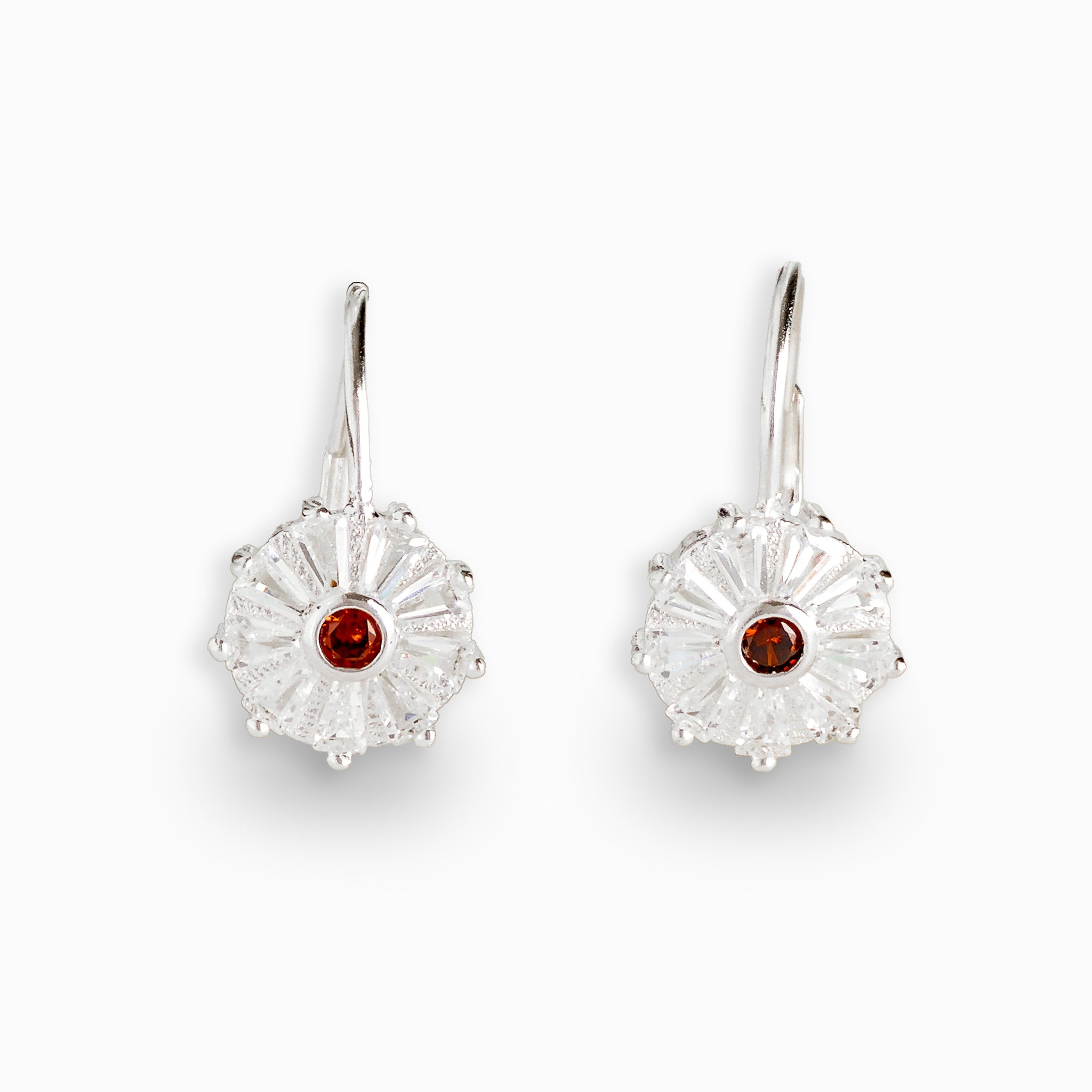 Aretes colgantes redondos en plata ley 925 con circon rojo central.