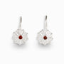 Aretes colgantes redondos en plata ley 925 con circon rojo central.
