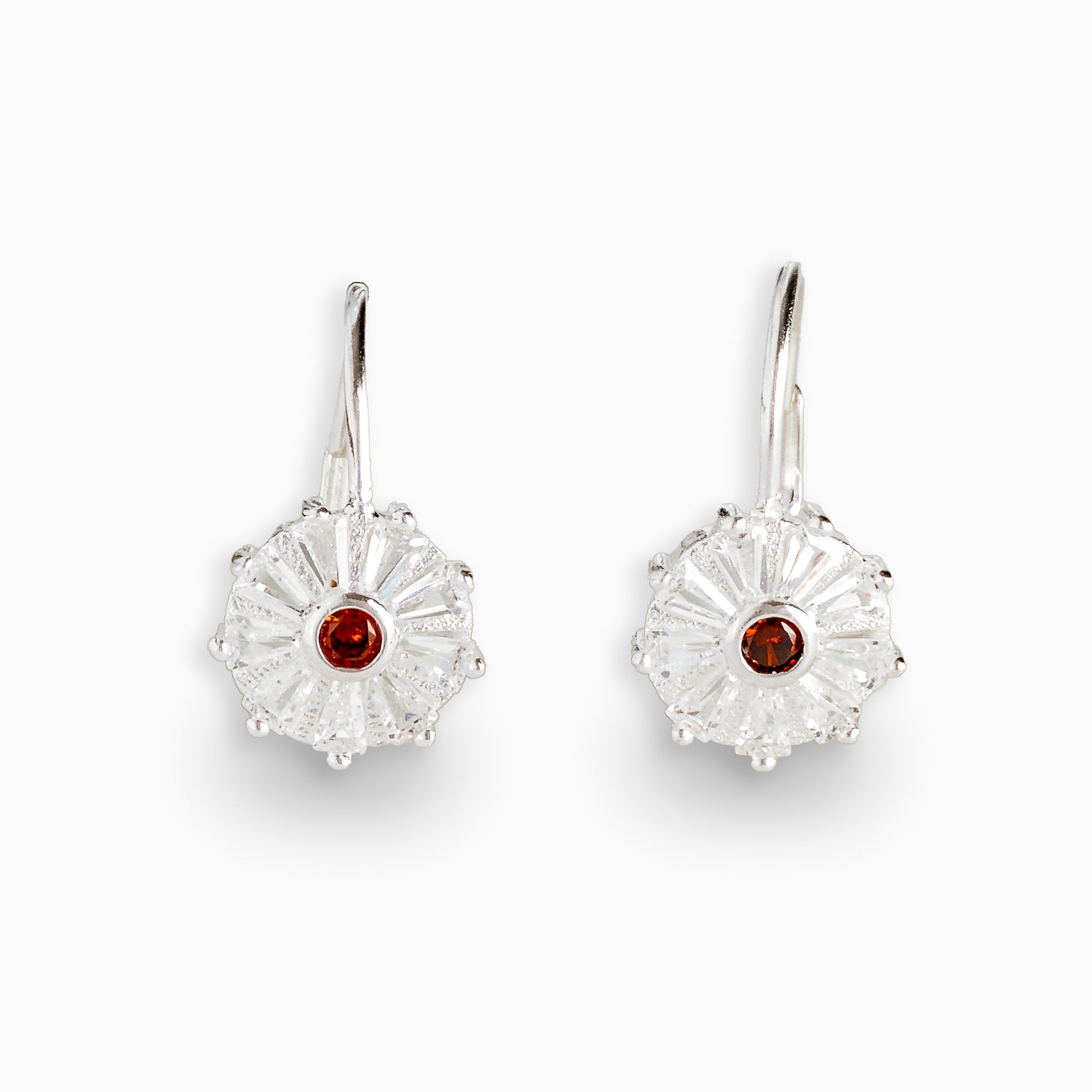 Aretes colgantes redondos en plata ley 925 con circon rojo central.