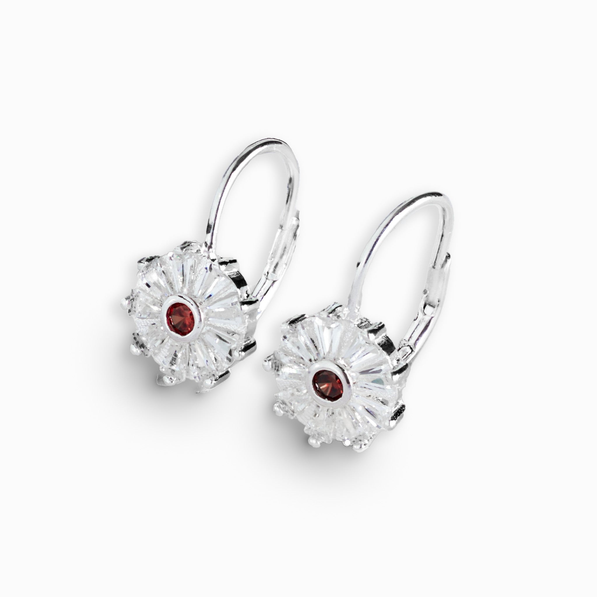 Aretes colgantes redondos en plata ley 925 con circon rojo central.