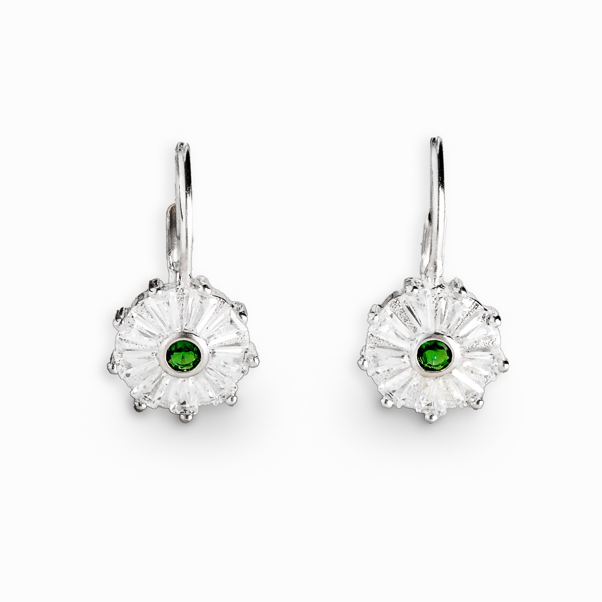 Aretes colgantes redondos en plata ley 925 con circon verde central.