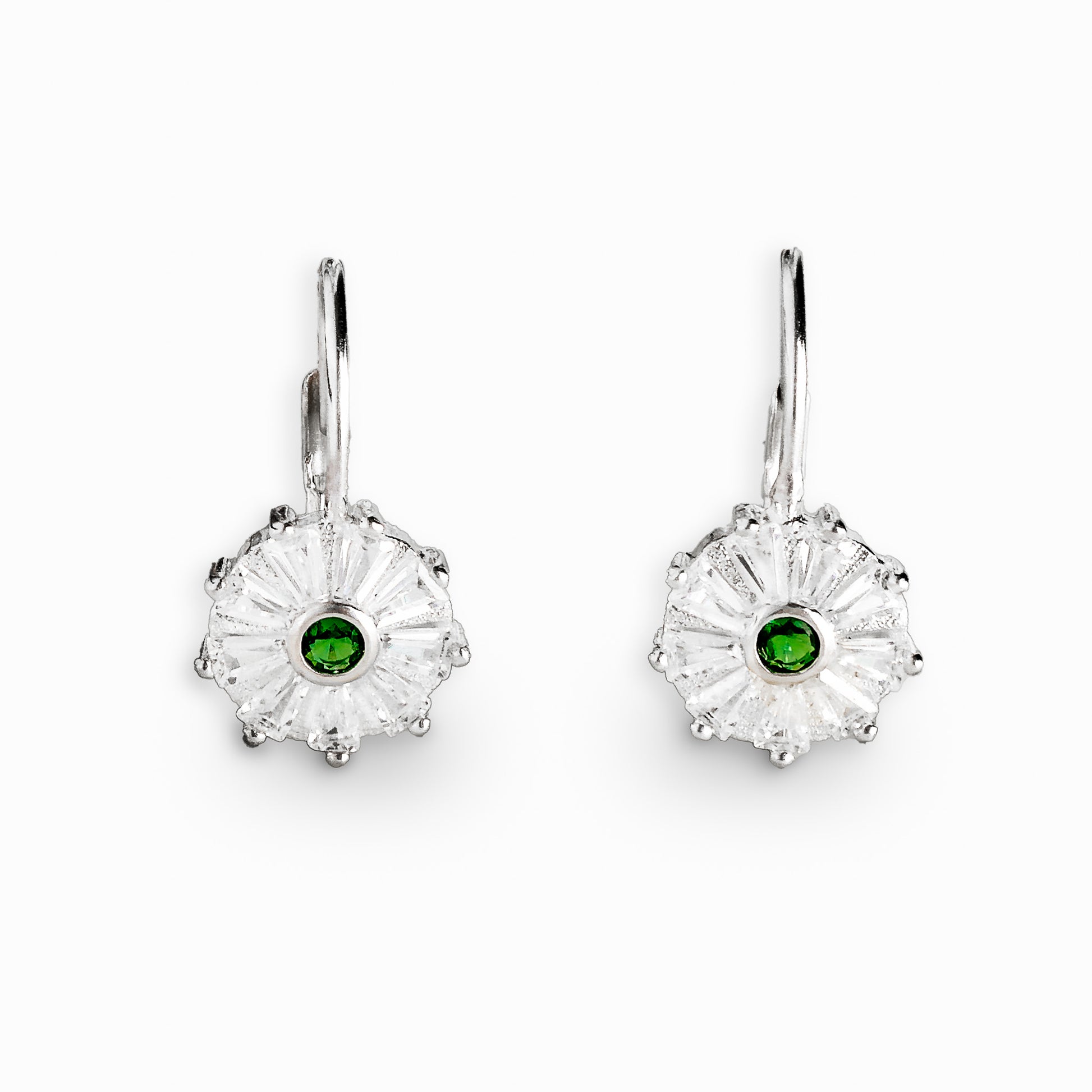Aretes colgantes redondos en plata ley 925 con circon verde central.