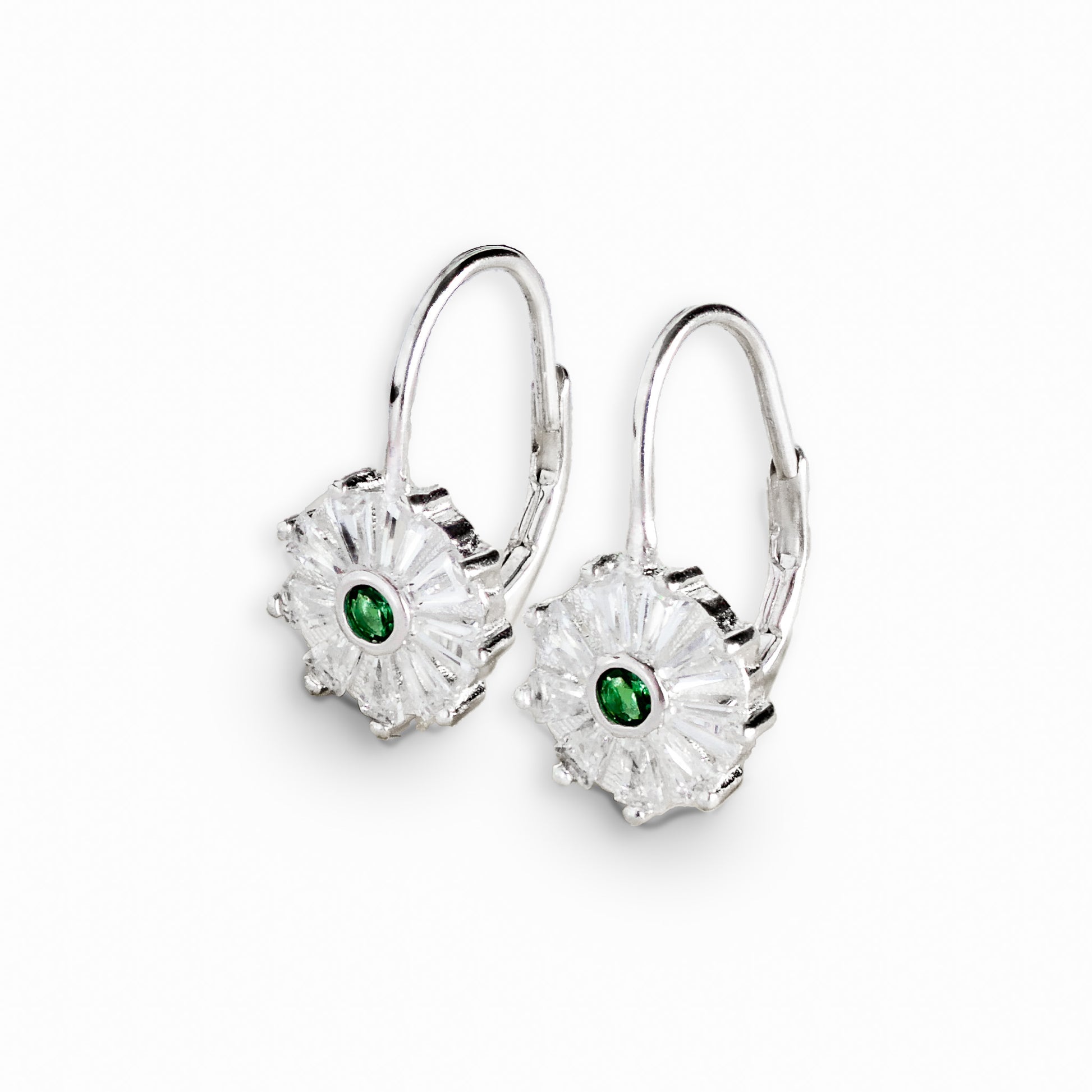 Aretes colgantes redondos en plata ley 925 con circon verde central.