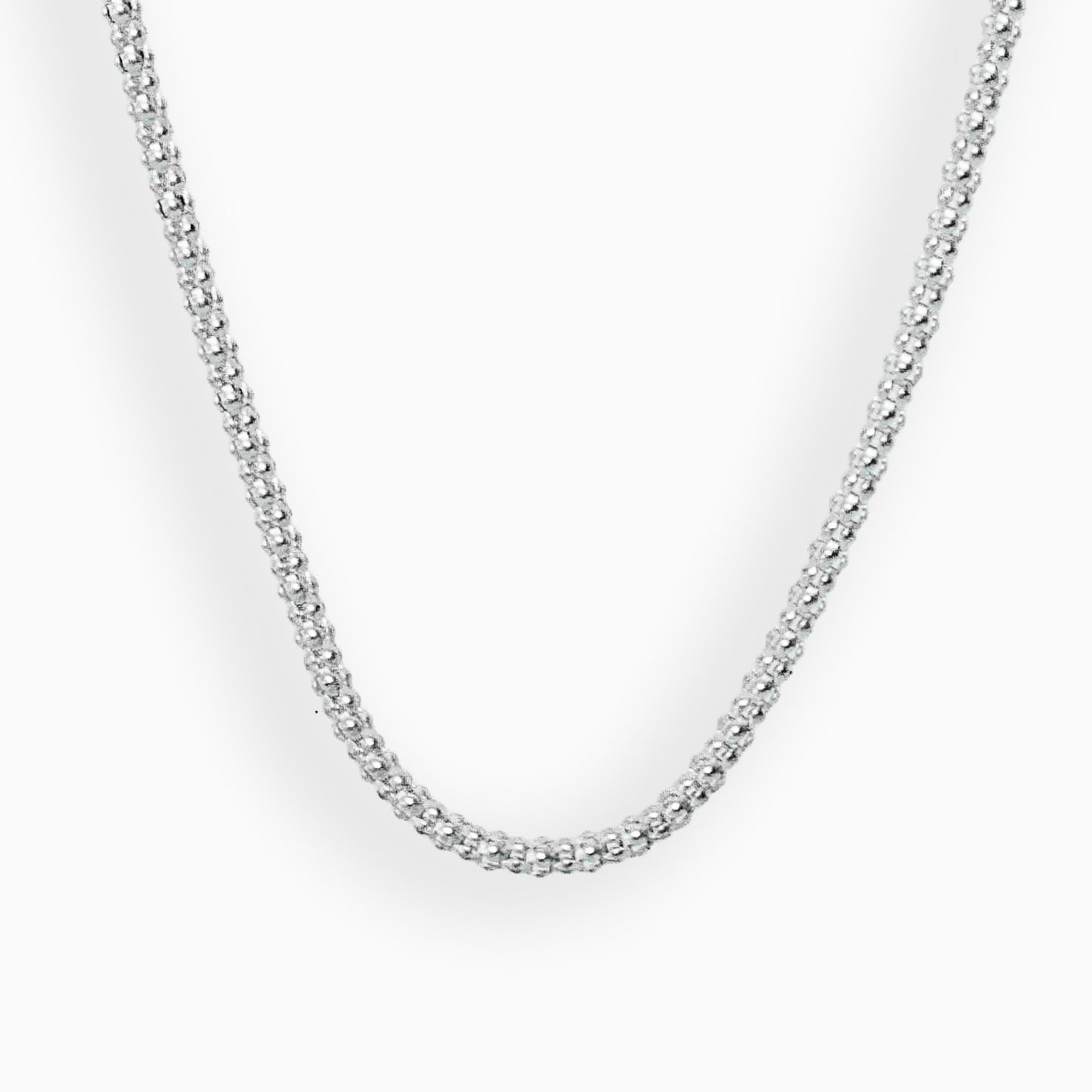 Cadena de tejido epitelial con eslabones compactos de 3 mm de ancho elaborada en plata ley 925 sobre fondo blanco.
