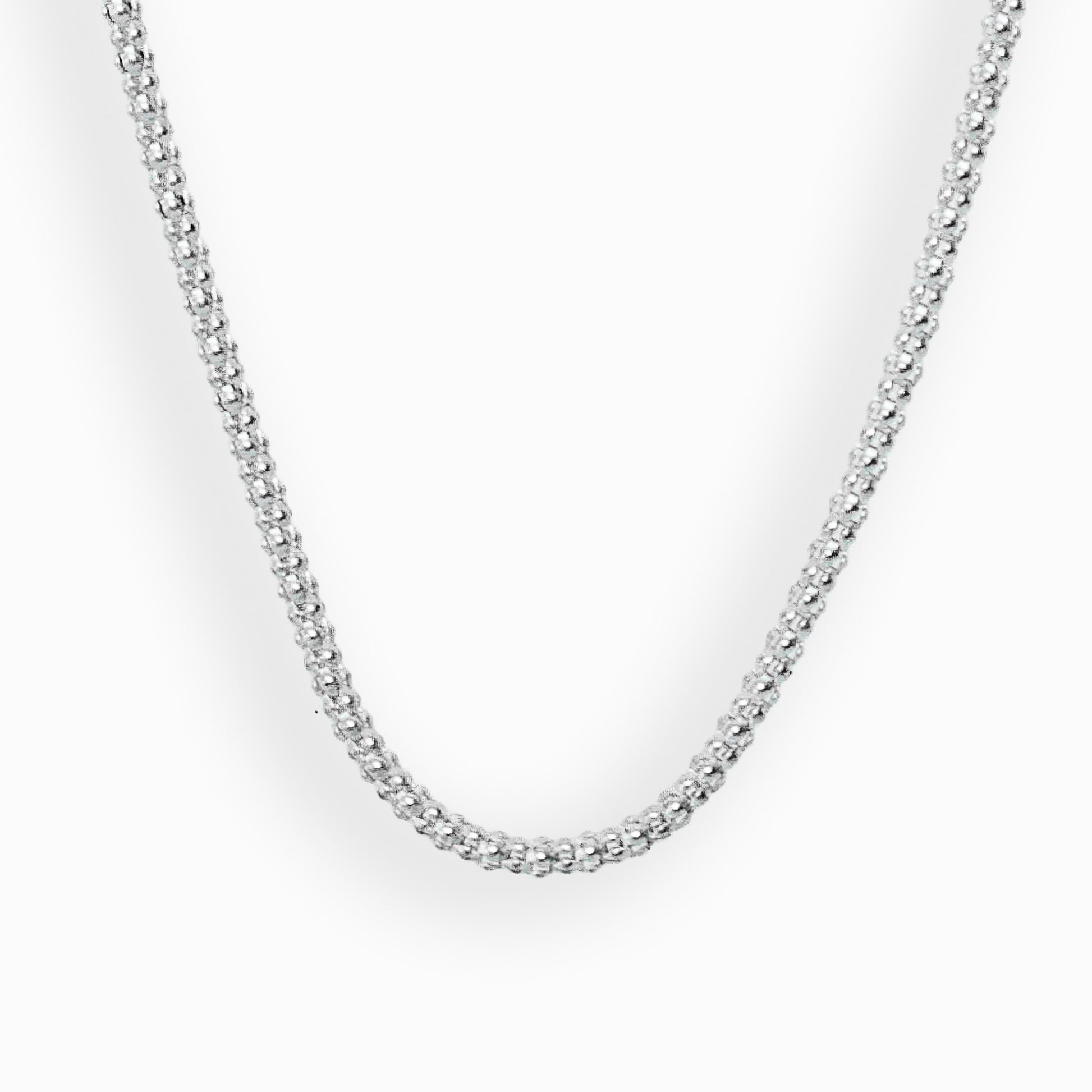 Cadena de tejido epitelial con eslabones compactos de 3 mm de ancho elaborada en plata ley 925 sobre fondo blanco.