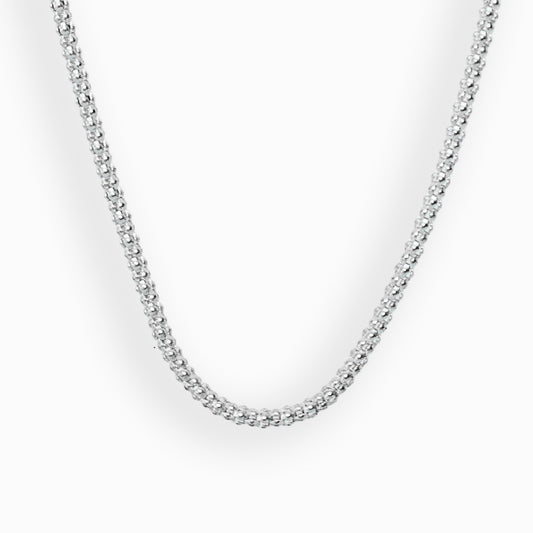 Cadena de tejido epitelial con eslabones compactos de 3 mm de ancho elaborada en plata ley 925 sobre fondo blanco.