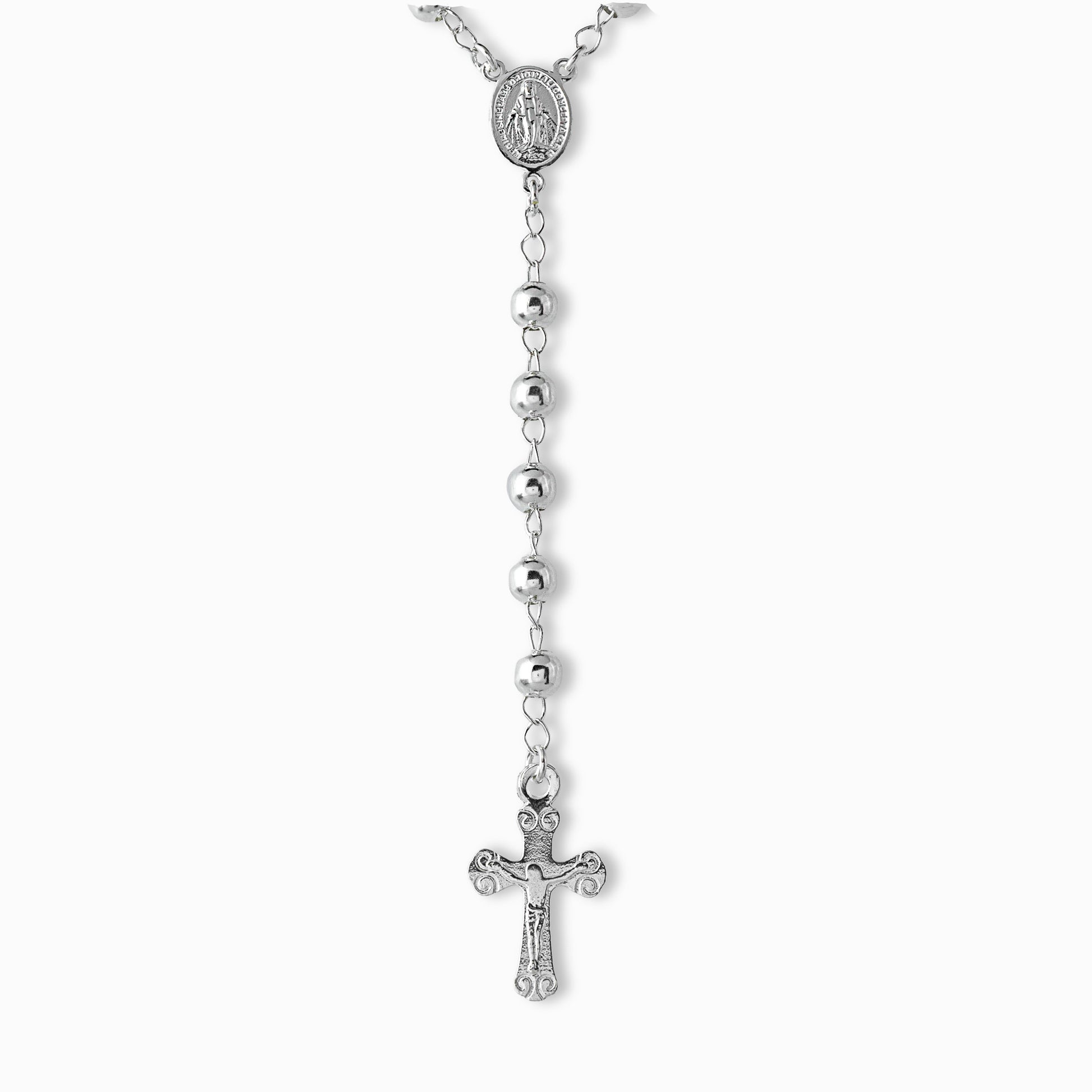 Camándula rosario elaborada en plata ley 925 con balines lisos y cruz de 25 mm sobre fondo blanco.
