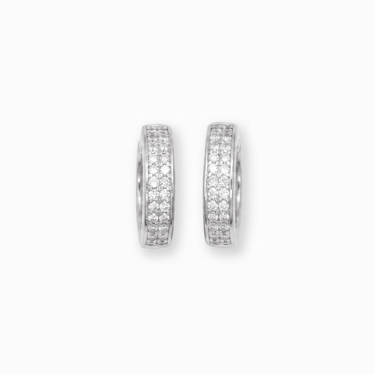 Par de aretes tipo candonga redonda con carril frontal de circones blancos brillantes elaborados en plata ley 925 de 15 mm de diámetro sobre fondo blanco.
