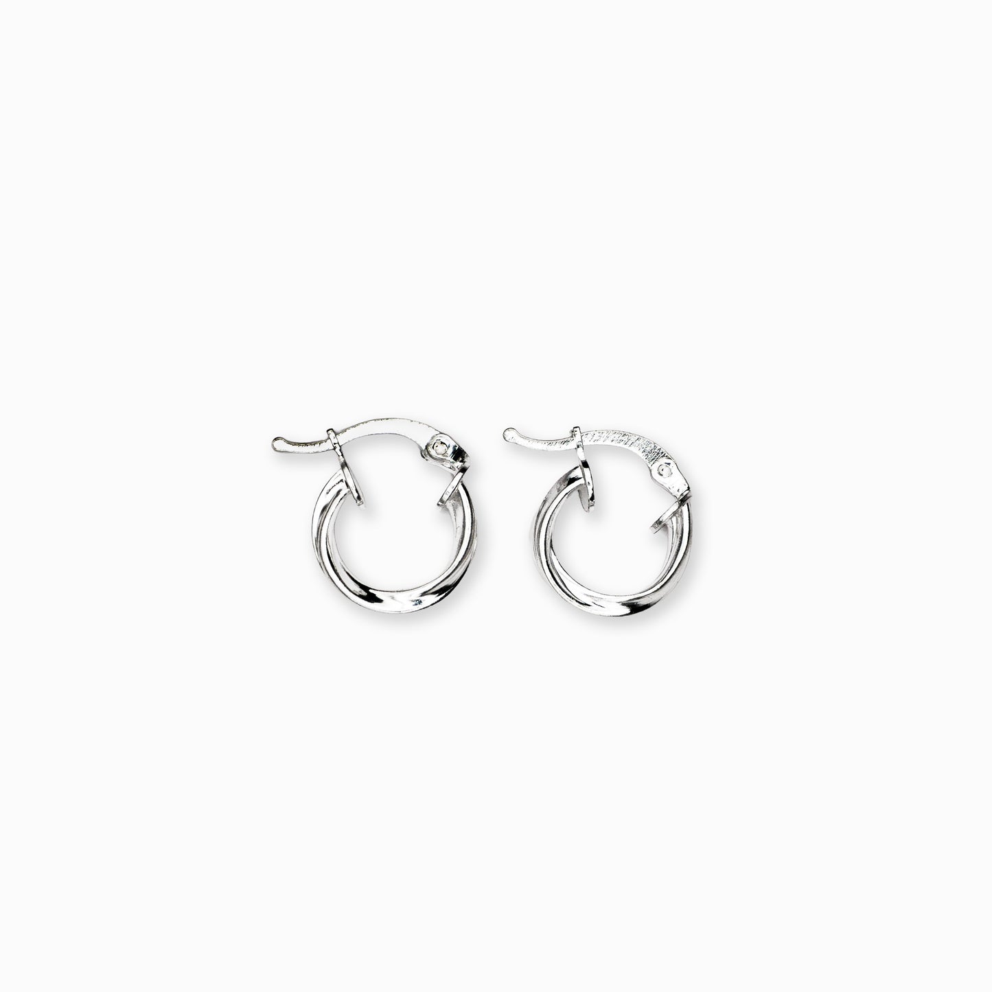 Par de aretes tipo candonga redonda con textura entorchada elaborados en plata ley 925 de 12 mm de diámetro sobre fondo blanco.
