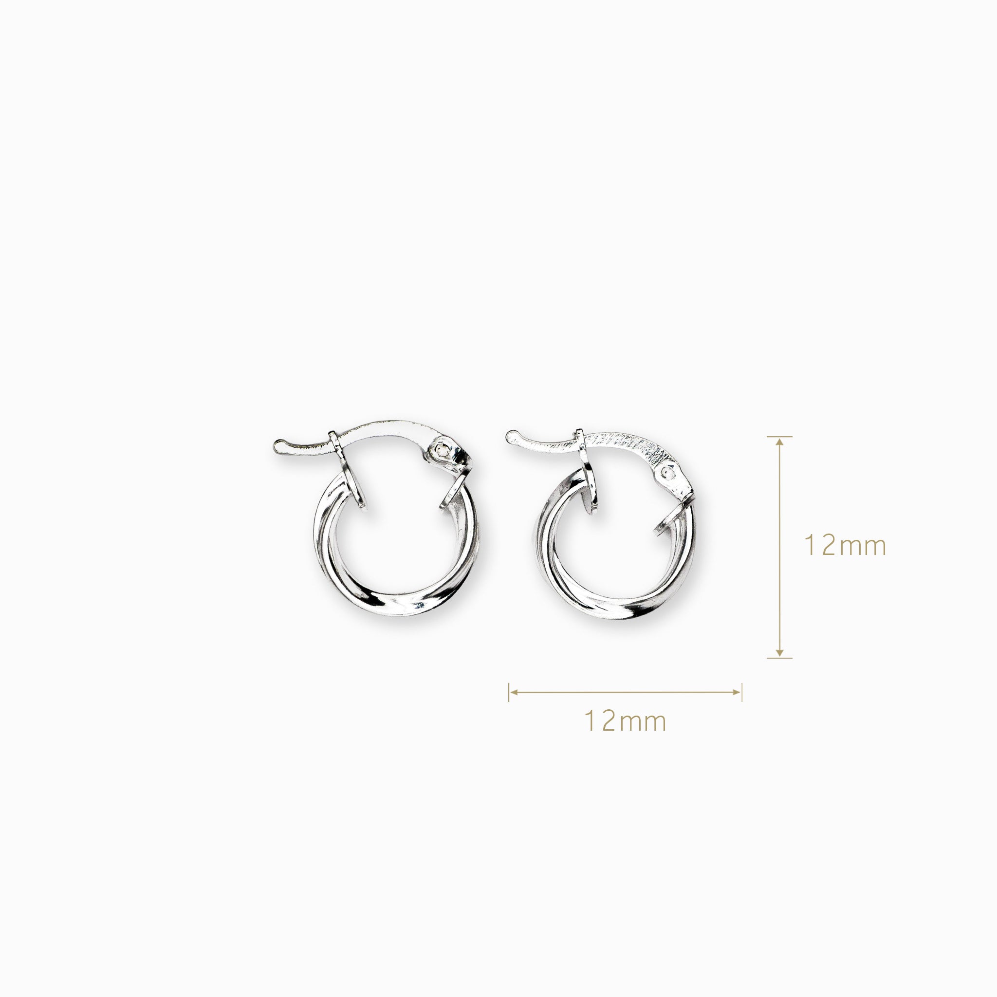 Par de aretes tipo candonga redonda con textura entorchada elaborados en plata ley 925 de 12 mm de diámetro sobre fondo blanco.
