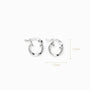 Par de aretes tipo candonga redonda con textura entorchada elaborados en plata ley 925 de 12 mm de diámetro sobre fondo blanco.
