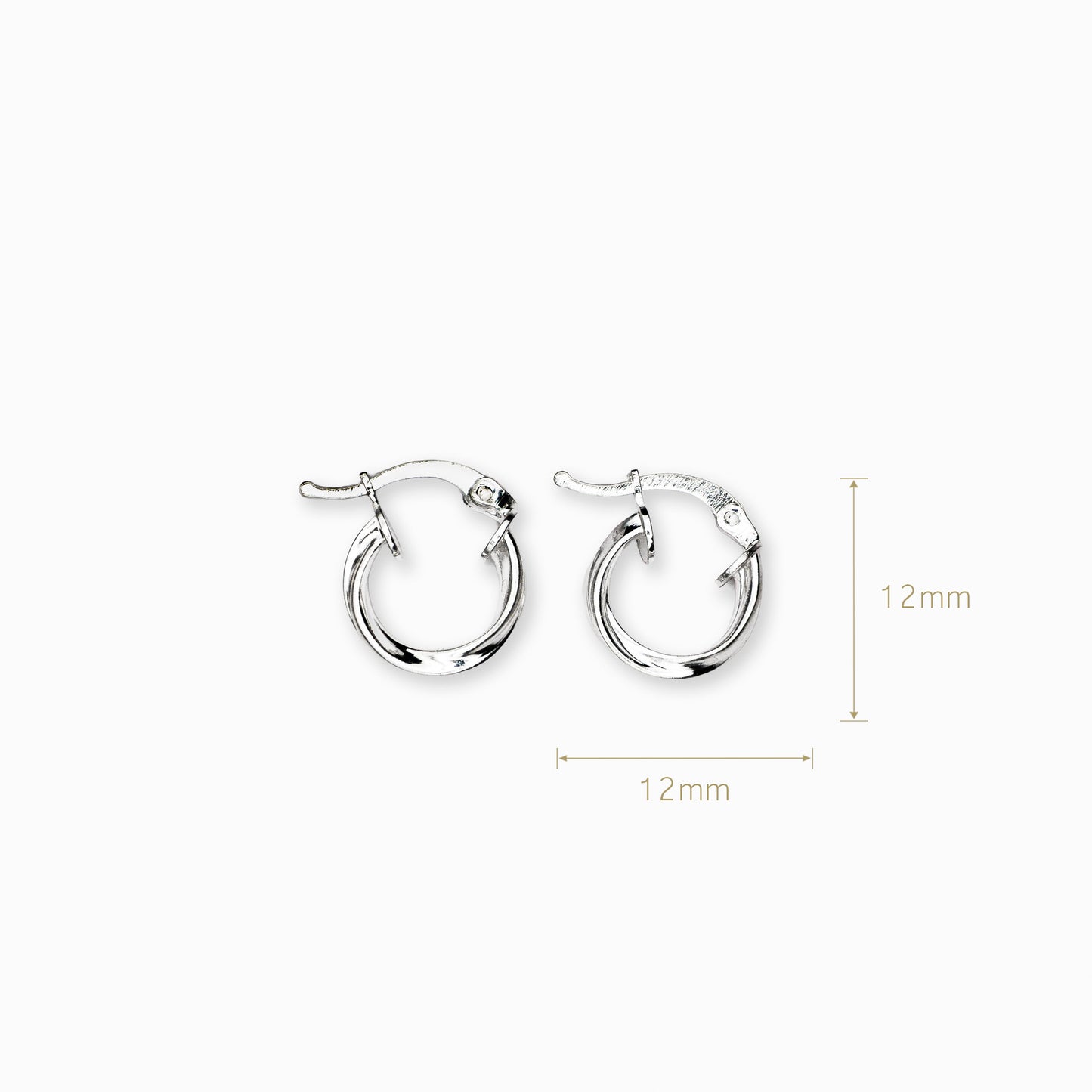 Par de aretes tipo candonga redonda con textura entorchada elaborados en plata ley 925 de 12 mm de diámetro sobre fondo blanco.
