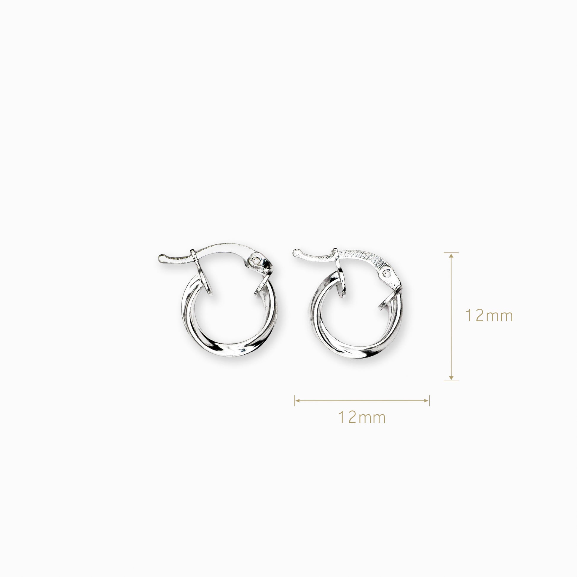 Par de aretes tipo candonga redonda con textura entorchada elaborados en plata ley 925 de 12 mm de diámetro sobre fondo blanco.
