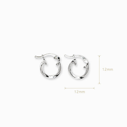 Par de aretes tipo candonga redonda con textura entorchada elaborados en plata ley 925 de 12 mm de diámetro sobre fondo blanco.
