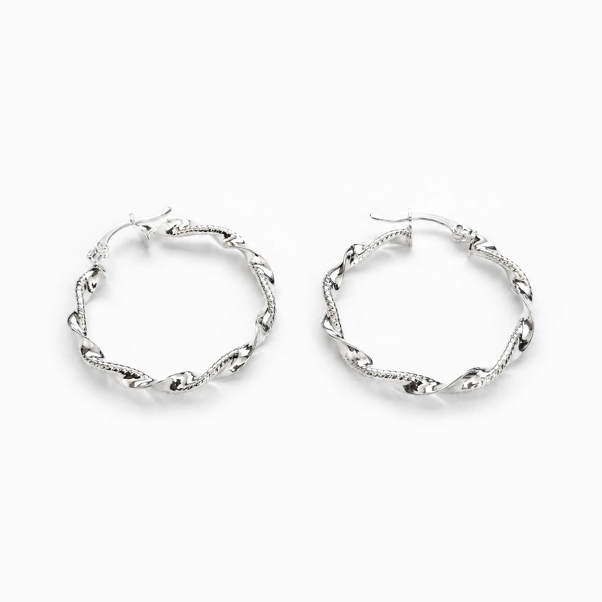 Candongas grandes entorchadas y martilladas de 25x3 mm en plata ley 925 para mujer