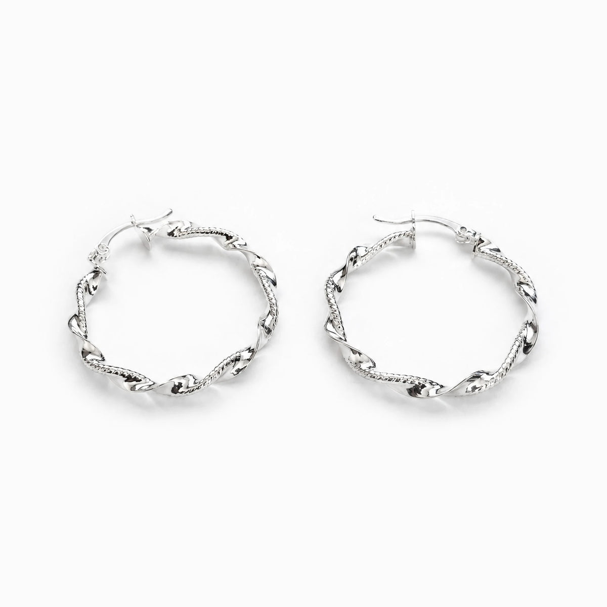Candongas grandes entorchadas y martilladas de 25x3 mm en plata ley 925 para mujer
